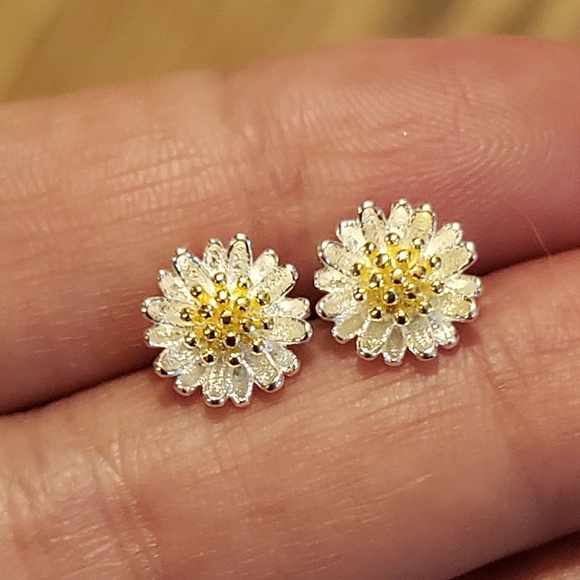 NWOT 925 Sterling Silver Daisy Stud Earrings - Picture 2 of 6